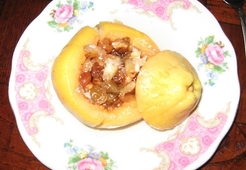 Айва с изюмом и орехами