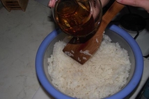 Шаг 2: Когда рис готов оставляем его …