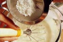 Шаг 3: Когда сливки начнут густеть, добавьте …