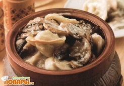 Пельмени с грибами в горшочках