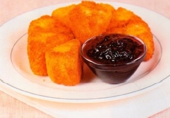 Камамбер с клюквенным соусом