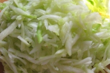 Шаг 3: Кабачок очищаем от кожуры и …