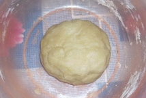 Шаг 4: Вымешиваем крутое эластичное тесто. Убираем …