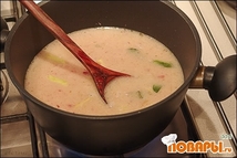 Шаг 10: Вливаем примерно треть куриного бульона. …