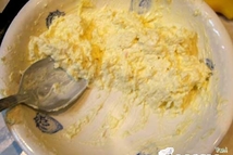 Шаг 3: Сыр натираем на средней терке, …