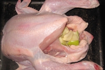 Шаг 1: Очищенную и вымытую тушку курицы …