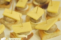 Шаг 2: Соединяем канапе: На палочку надеваем …