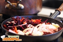 Шаг 6: Затем добавить сверху овощей еще …