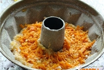 Шаг 2: Морковь натираем на крупной терке, …