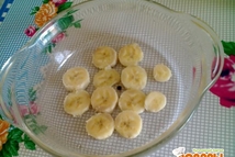 Шаг 1: Режем банан на кружочки, выкладываем …