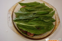 Шаг 7: чеснок укладываем между кусочками мяса, …