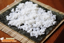 Шаг 6: Теперь возьмем рис скрутим в …