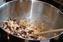 Шаг 2: Теперь добавим муку, разрыхлитель, клюкву …