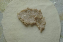 Шаг 3: На середину теста укладываем мясо, …