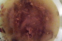 Шаг 3: В бульон добавить измельченный чеснок …