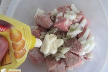 Шаг 3: Потом добавляем майонез, все тщательно …