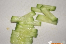 Шаг 8: Огурец режем соломкой.Каждый кусочек огурчика …