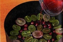 Шаг 6: Осторожно залить слой фруктов вторым …