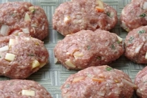 Шаг 1: Хлеб замочить в молоке, лук, …