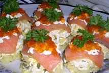 Шаг 2: Каждый слой слегка смазать майонезом. …