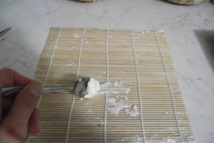 Шаг 6: Для приготовления роллов, бамбуковый коврик …