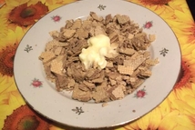 Шаг 2: Смешайте масло с вафельной крошкой, …