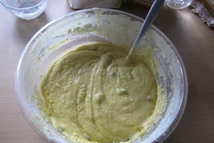 Шаг 4: Соединить взбитые яйца и масляную …