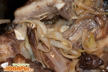 Шаг 6: Как только лук приобрел золотистый …