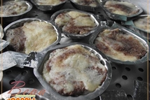 Шаг 2: Наполнить тестом смазанные формочки и …