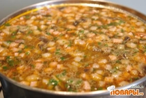 Шаг 4: Обжариваем немного лук, добавляем томатную …