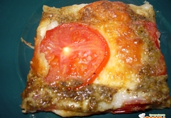 Пирог с моцареллой, помидорами и песто