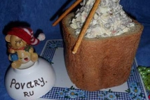 Шаг 3: Накладываем горкой салат и укладываем …