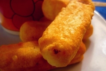 Шаг 3: Брать столовой ложкой немного теста, …