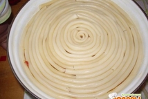 Шаг 6: Сверху закрываем смазанной маслом бумагой …