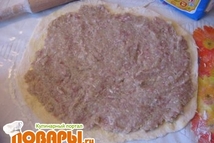 Шаг 5: На тесто кладу слой фарша …