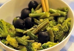 Теплый салат из стручковой фасоли и брокколи