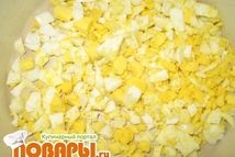 Шаг 3: Остудить. Отварить яйца и обчистить. …