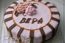 Шаг 3: Для крема: охлажденные сливки взбить, …