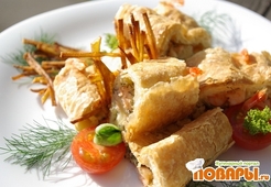 Слоёная морская закуска, лосось и креветки