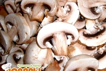 Шаг 2: Тщательно вымыть грибы и нарезать …