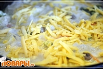 Шаг 9: Посыпаем тертым сыром. И убираем …