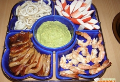 Морепродукты с соусом из авокадо