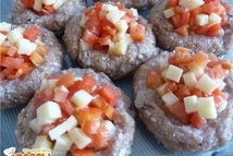 Шаг 3: Мякоть помидоров и сыр нарезать …