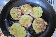 Шаг 5: На сковородку наливаем немного растительного …