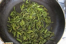 Шаг 6: Чесночные стрелки солим и обжариваем …