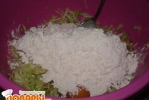 Шаг 2: лук почистить и потереть на …