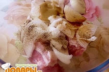 Шаг 2: Кусочки мяса смешать с луком, …