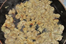 Шаг 3: Шампиньоны помыть, крупно порезать, отправить …