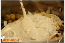 Шаг 10: Заливаем соусом и хорошо перемешиваем.