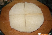 Шаг 3: С тостового хлеба срезаем корочки. …